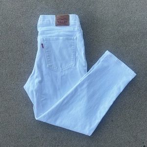 Women’s white Levi’s straight legged jeans